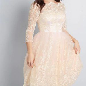 Chi Chi London Gilded Grace Lace Dress Champagne Pink NWT Size 2